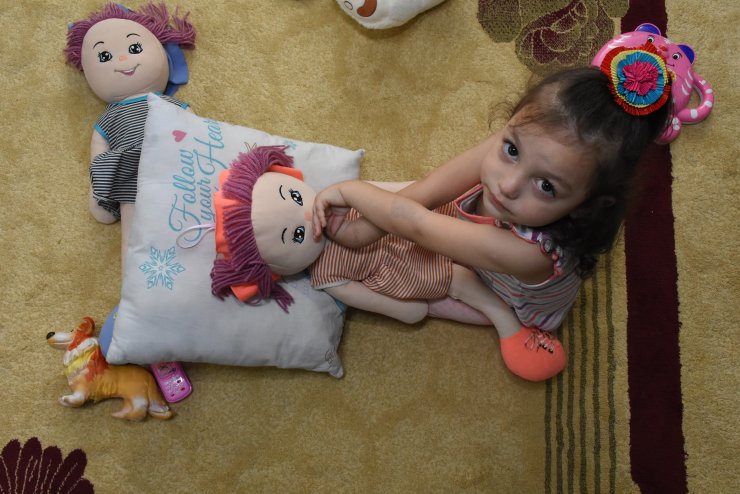 Yemek borusu zarar gören minik Defne'ye 30 ameliyat