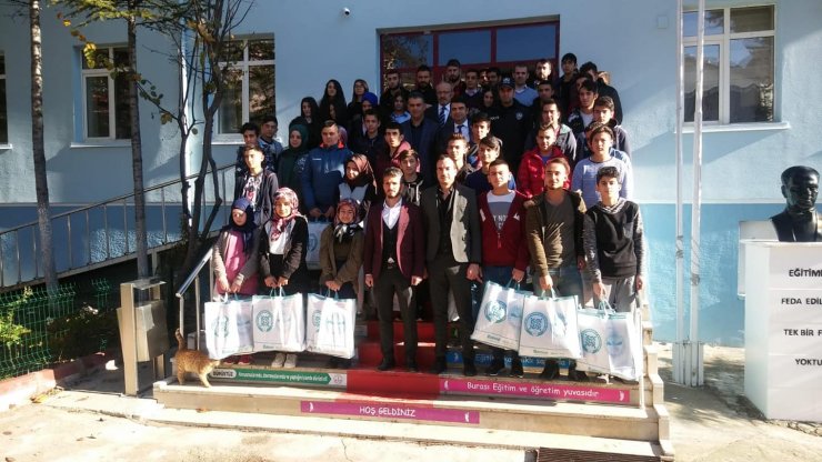 Derebucak'ta öğrencilere kışlık bot desteği