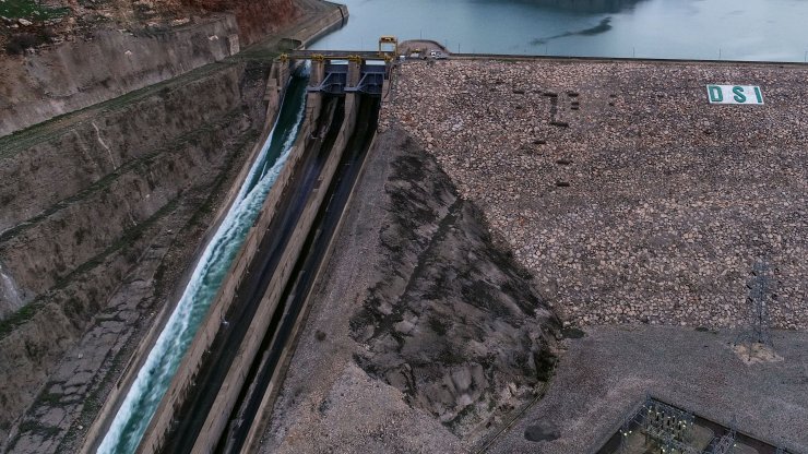 Dicle Barajı'nın kapaklarından birinin yağış nedeniyle kopması