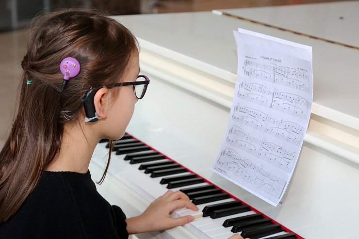 Zeynep, hayalindeki piyanoya kavuştu