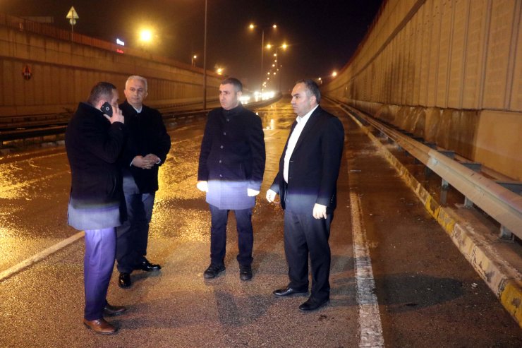 Patlayan su borusu kara yolunda ulaşımı aksattı