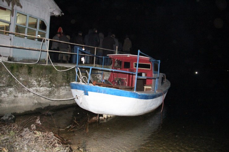 Kayıkla göle açılan kişiden haber alınamıyor