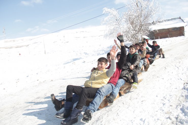 Köydeki çocukların "kızak" keyfi