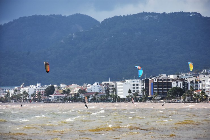 Marmaris'te adrenalin tutkunlarının sörf keyfi