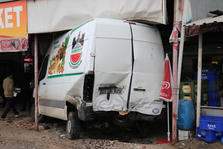 Diyarbakır'da otomobil minibüse çarptı: 2 yaralı