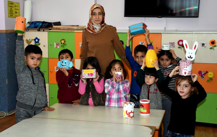 Minik öğrencilerin kumbaraları Mehmetçik için doluyor