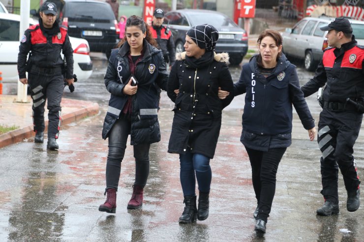 GÜNCELLEME - Parasını bulan polislere sarılıp ağladı