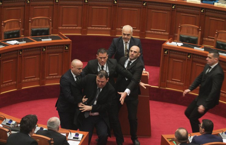 Arnavutluk meclisinde Başbakan'a yumurta atıldı