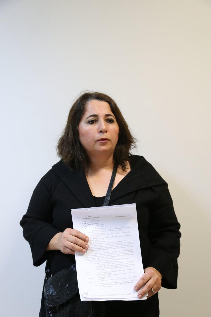 Kira ödemeyen kızını icraya verdi