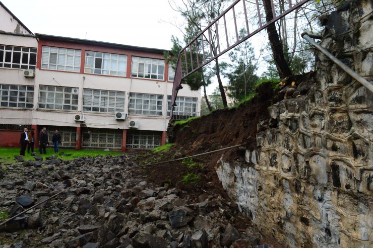 Okulun istinat duvarı çöktü
