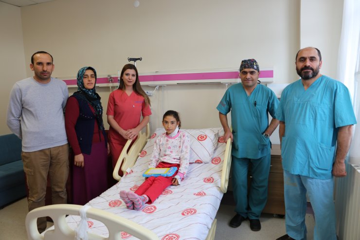 Şah damarı şişen çocuk ameliyatla sağlığına kavuştu