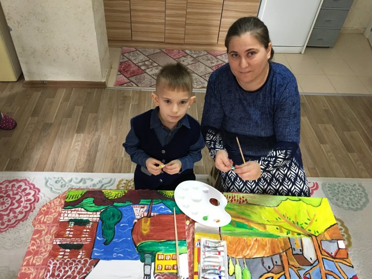 Resmettiği kuşlar kadar özgür olmak istiyor