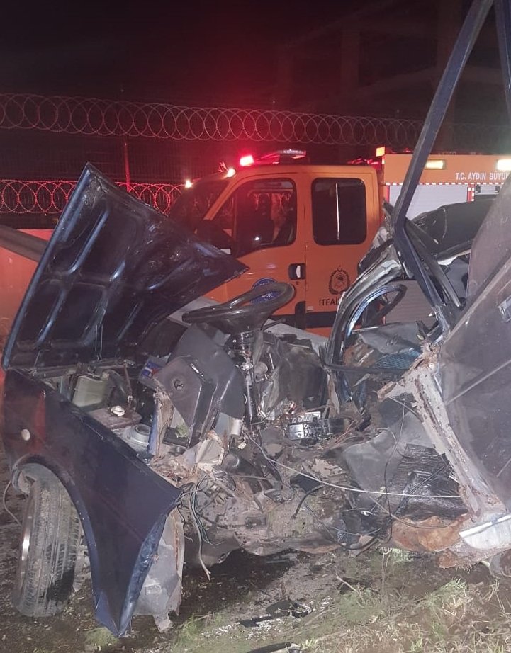 Aydınlatma direğine çarpan otomobilin sürücüsü ağır yaralandı