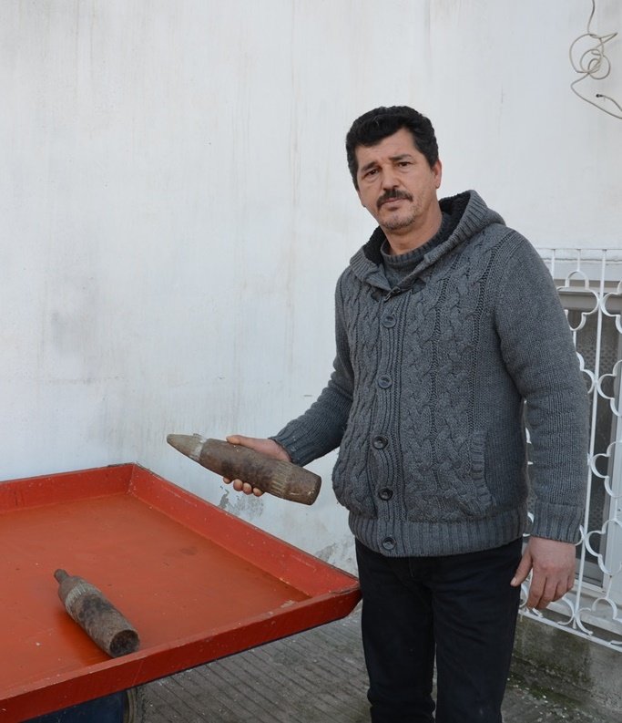 Bulduğu patlamamış top mermilerini evine götürdü