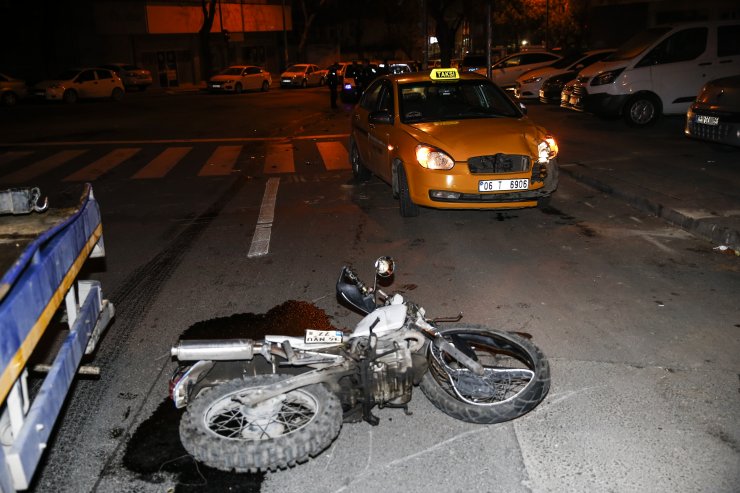 Taksi ile motosiklet kafa kafaya çarpıştı
