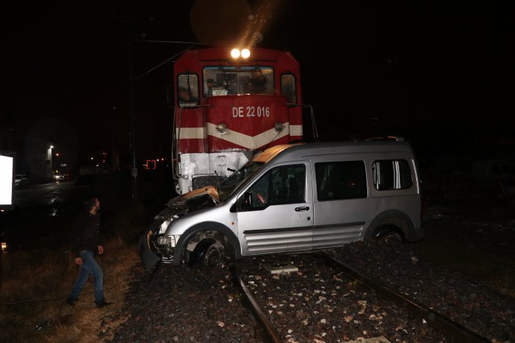GÜNCELLEME - Yük treni hafif ticari araca çarptı: 1 ölü, 1 yaralı