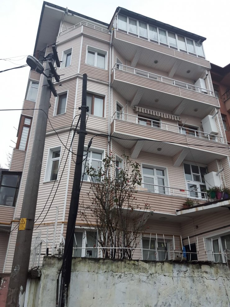 Zonguldak'ta duvarlarında çatlaklar oluşan binaların boşaltılması