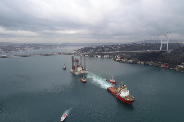 Dev petrol arama platformu, İstanbul Boğazı'ndan geçişini tamamladı