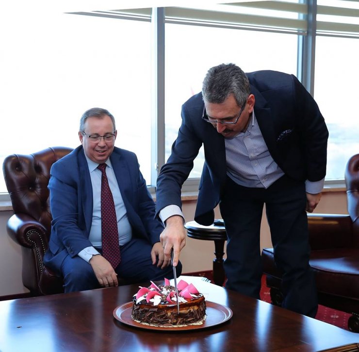Yeni rektör pastayla uğurlandı
