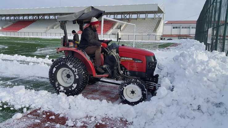 Sorgun stadyumunda kar temizliği