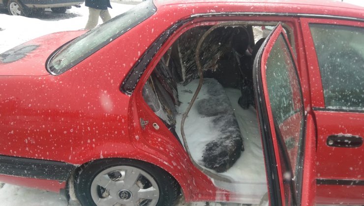 Suşehri'nde tamir edilen otomobil yandı