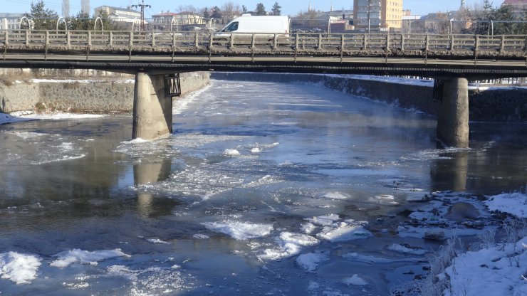 Kars Çayı buz tuttu
