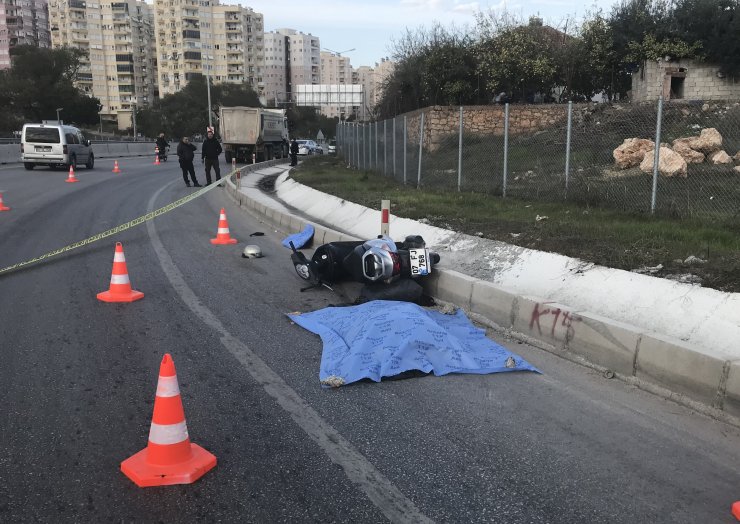 Antalya'da kamyon motosiklete çarptı: 1 ölü