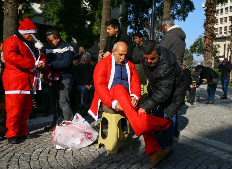 Balçova arsa mağdurlarından Noel Baba kıyafetli protesto