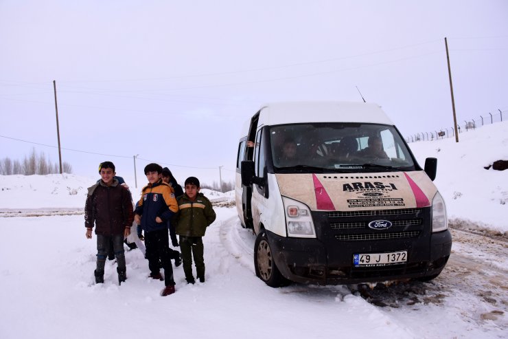 Karda mahsur kalan öğrencilerin imdadına ekipler yetişti