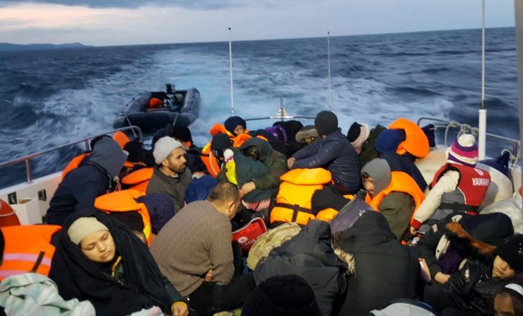 Sürüklenen bottaki 47 düzensiz göçmen kurtarıldı