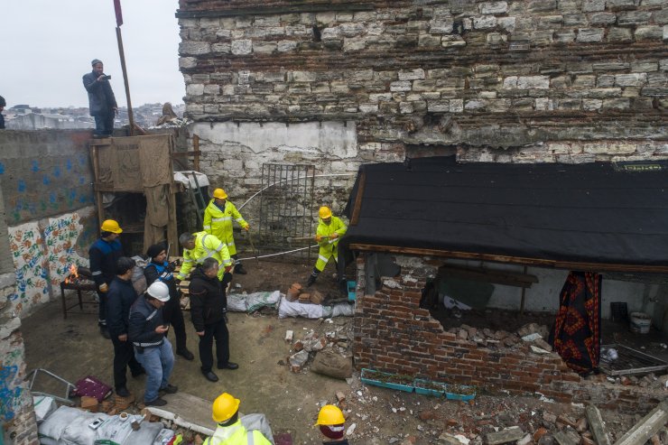 Tarihi Sağır Han'ın üstündeki iki kaçak yapı yıkıldı