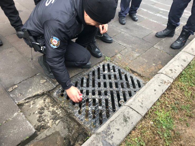 Mazgalın altında mahsur kalan kedi kurtarıldı