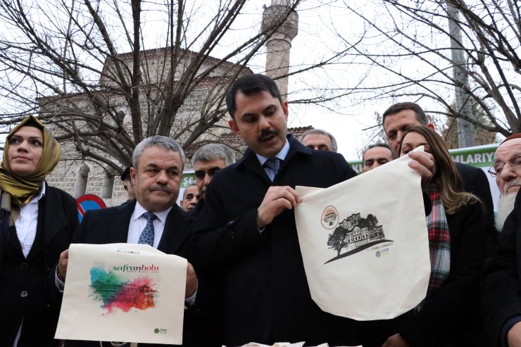 Bakan Kurum, vatandaşlara bez çanta dağıttı