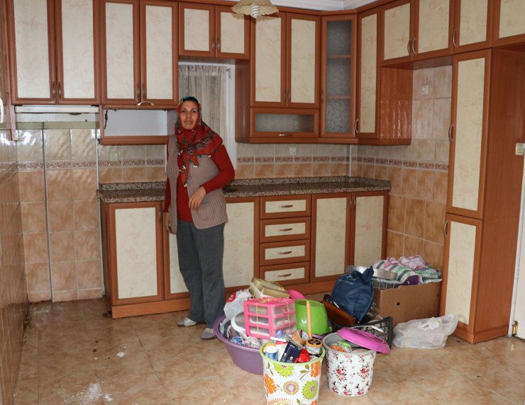 Evleri yıkılmak üzere olan aile sıcak yuvaya kavuştu