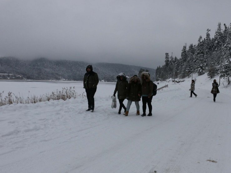 Abant Gölü kısmen buz tuttu