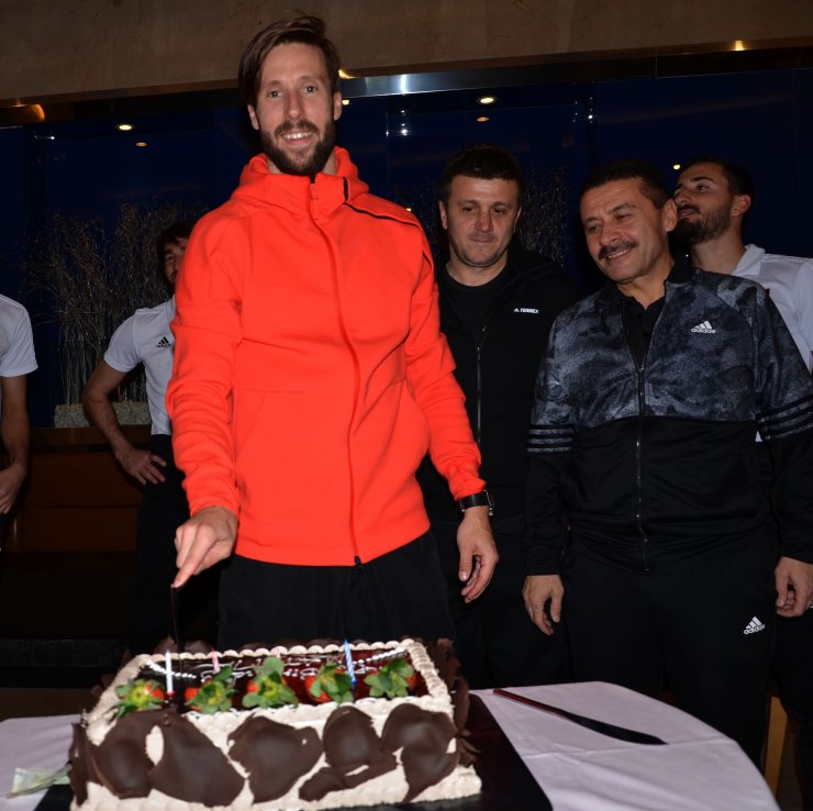 Sivasspor'da 2 futbolcuya sürpriz doğum günü kutlaması