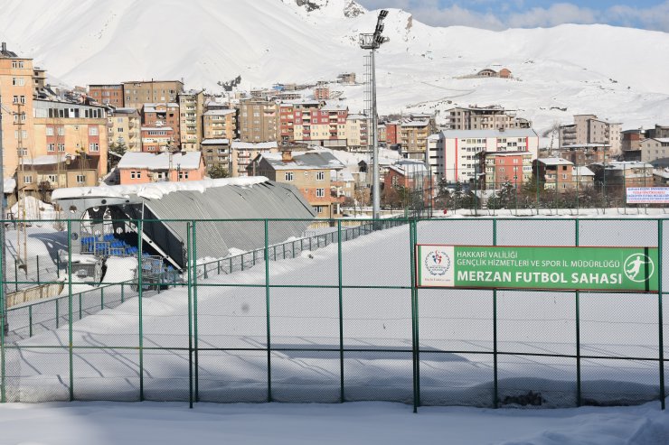 Hakkari'de kar nedeniyle tribünün çatısı çöktü
