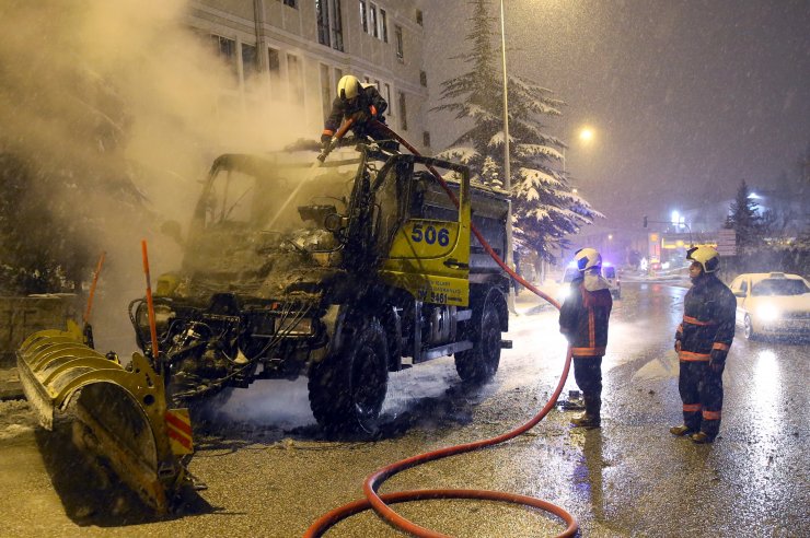 Başkentte seyir halindeki kar küreme aracı yandı