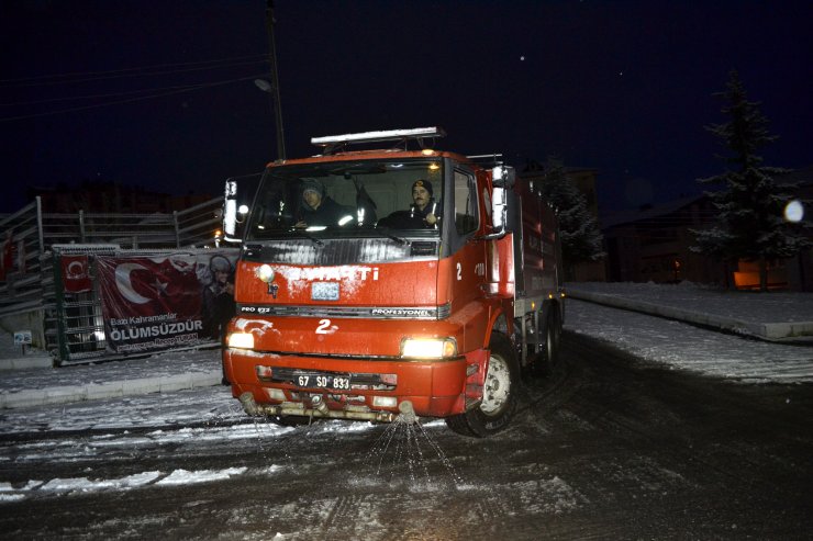 Karla kaplı yolları deniz suyuyla açıyorlar
