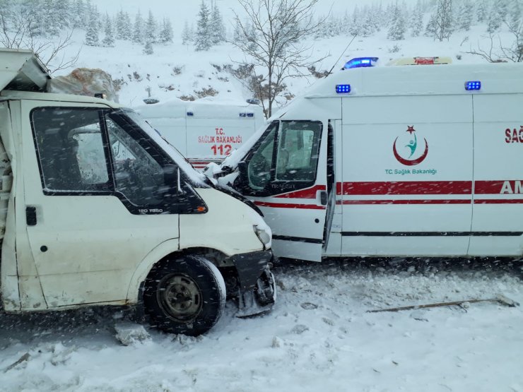 Malatya'da ambulans ile kamyonet çarpıştı: 5 yaralı