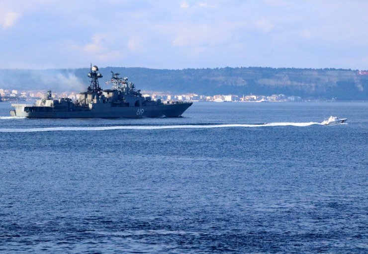 Rus askeri gemisi Çanakkale Boğazı'ndan geçti