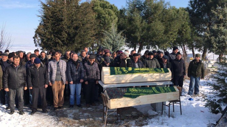 Dereye düşen otomobilde ölen karı koca defnedildi