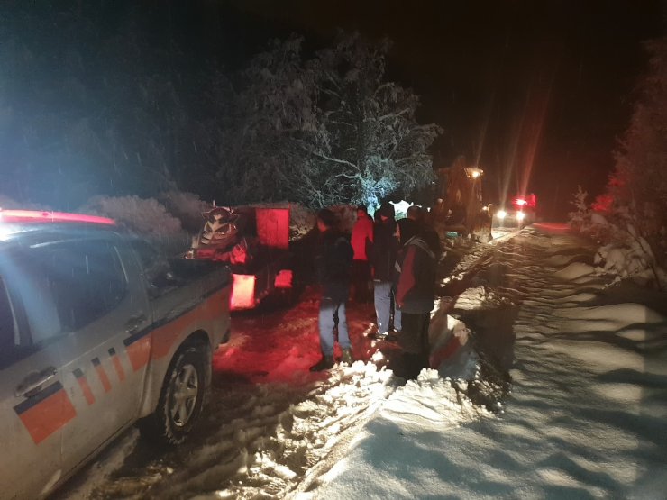 Karda mahsur kalan pazarcıları ekipler kurtardı