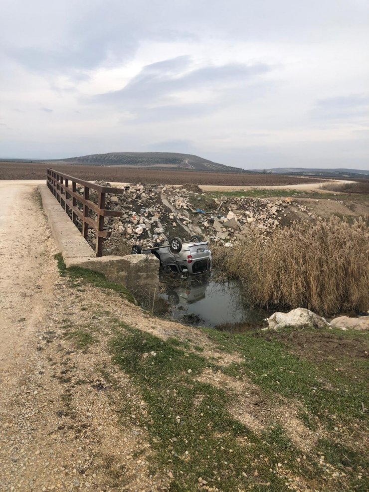 GÜNCELLEME - Manisa'da dereye devrilmiş araçta ceset bulundu