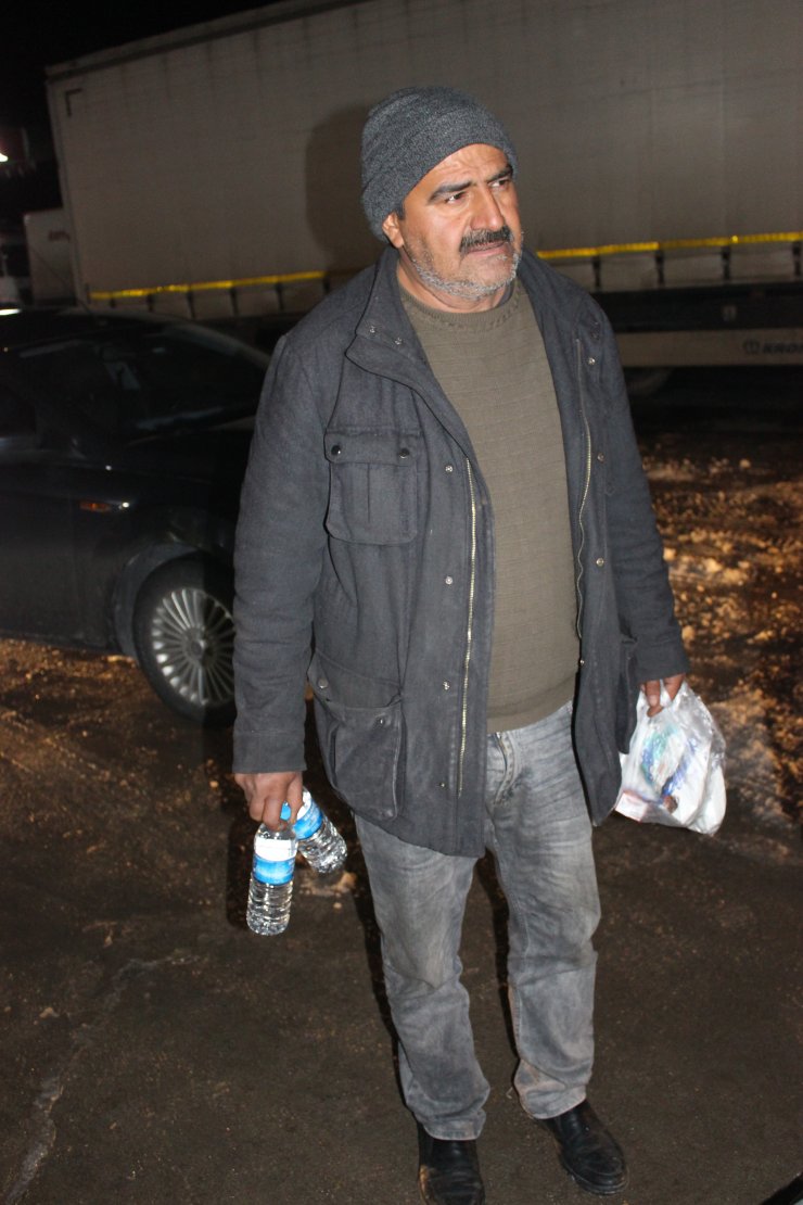 Yolda mahsur kalan tır sürücülerine kaymakamlıktan kumanya