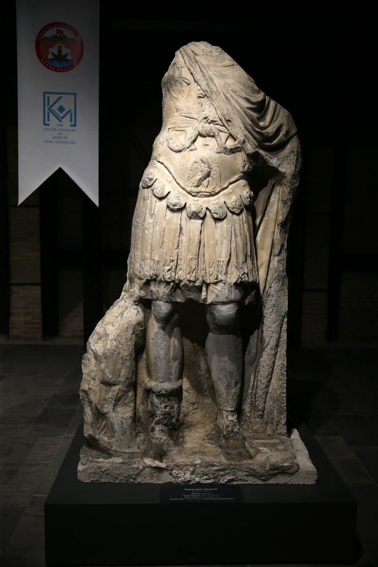 Asırlık fabrikadaki eserlere ziyaretçi ilgisi