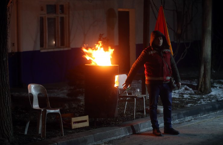 Ateş başında ekmek kavgası