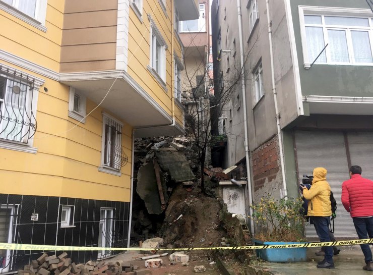 GÜNCELLEME - Kağıthane'de istinat duvarı çöktü