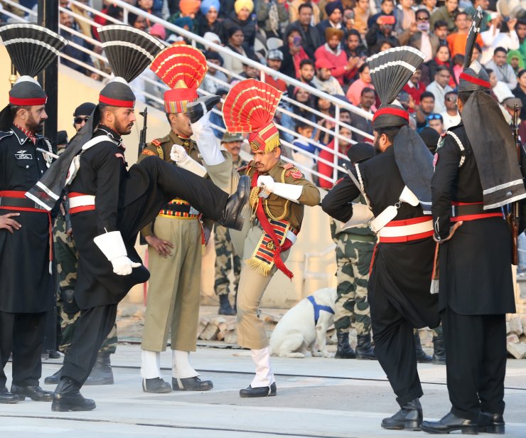 Pakistan-Hindistan sınırında 71 yıllık gelenek