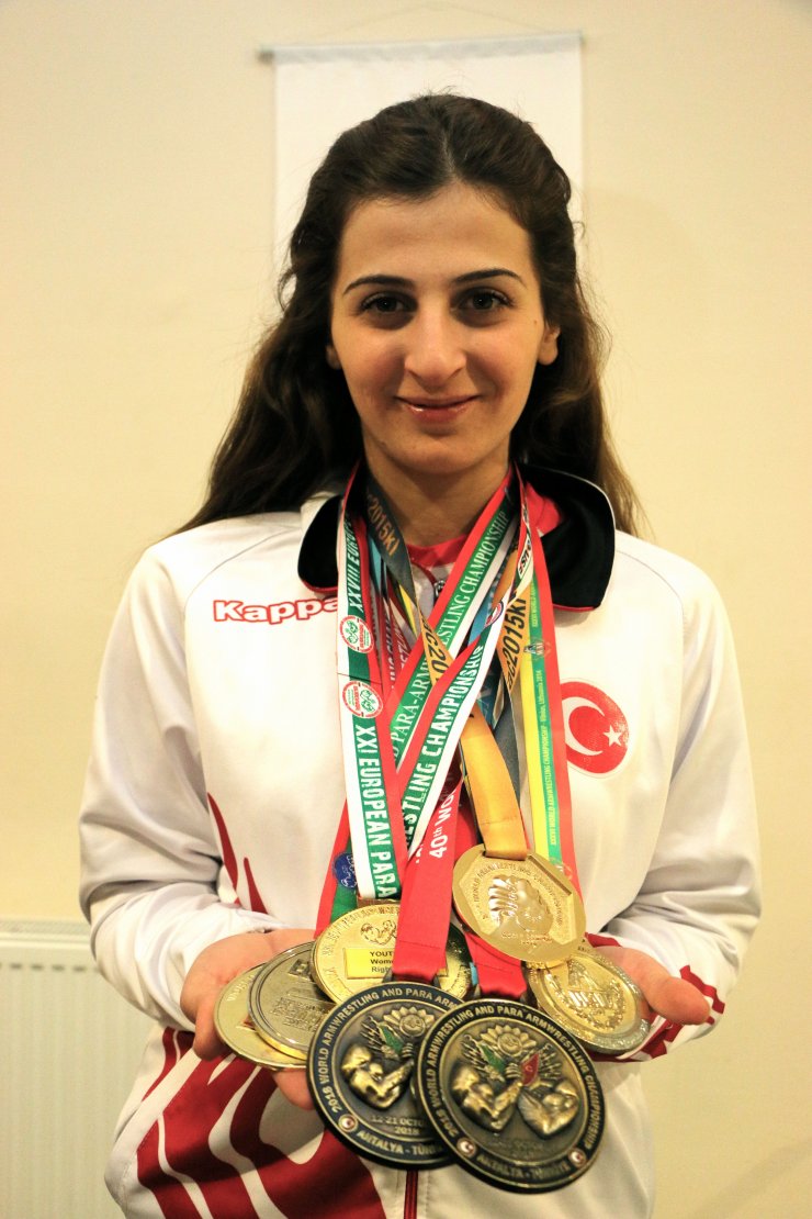 Bilek güreşinde dünya ve Avrupa'nın zirvesinde